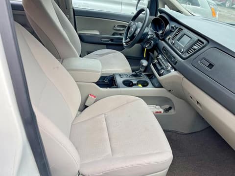 2017 Kia Sedona, VIN KNDMA5C19H6285600. Фото 5 з 6 з аукціону Copart. Каталог авто зі США OpenDataCar.