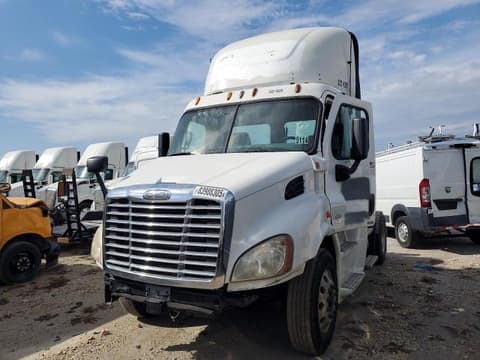 2015 Freightliner Cascadia, VIN 3AKBGADV4FSGE6404. Photo 2 of 6 from Copart auction. OpenDataCar US salvage catalog.
