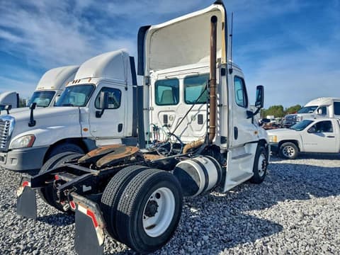 2014 Freightliner Cascadia, VIN 1FUBGEDV7ELFT4301. Zdjęcie 4 z 6 z aukcji Copart. Katalog aut z USA OpenDataCar.