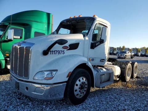 2021 Peterbilt tractor , VIN 1XPBDP9XXMD644107. Фото 2 из 6 с аукциона Copart. Каталог авто из США OpenDataCar.