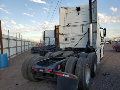 2014 Volvo VNL, VIN 4V4NC9EH7EN157197. Zdjęcie 4 z 6 z aukcji Copart. Katalog aut z USA OpenDataCar.