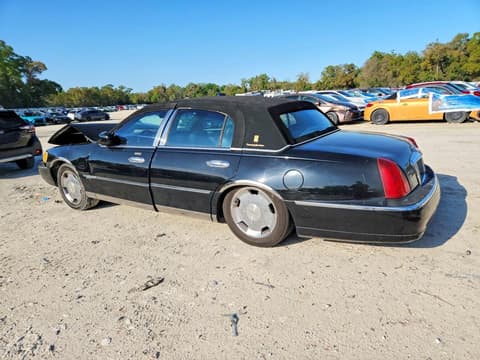 2001 Lincoln Town Car, VIN 1LNHM82W31Y658966. Фото 2 з 6 з аукціону Copart. Каталог авто зі США OpenDataCar.