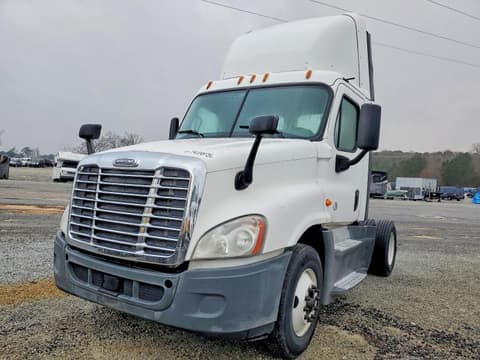 2016 Freightliner Cascadia 125, VIN 1FUBGEDV1GLHC5615. Фото 2 из 6 с аукциона Copart. Каталог авто из США OpenDataCar.