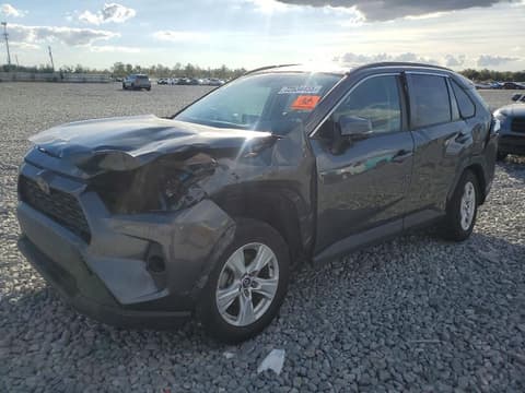 2021 Toyota RAV4, VIN 2T3W1RFV9MC098737. Фото 1 з 6 з аукціону Copart. Каталог авто зі США OpenDataCar.