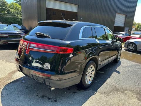 2017 Lincoln MKT, VIN 2LMHJ5NK3HBL01668. Фото 4 из 6 с аукциона Copart. Каталог авто из США OpenDataCar.