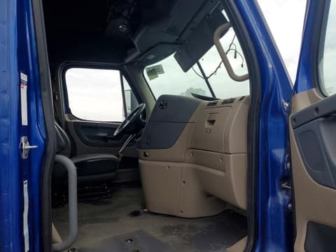 2018 Freightliner Cascadia 125, VIN 3AKJGLDR7JSHU4785. Zdjęcie 5 z 6 z aukcji Copart. Katalog aut z USA OpenDataCar.