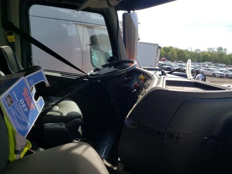 2021 Volvo VHD, VIN 4V5KG9EJ4MN268715. Фото 5 з 6 з аукціону Copart. Каталог авто зі США OpenDataCar.