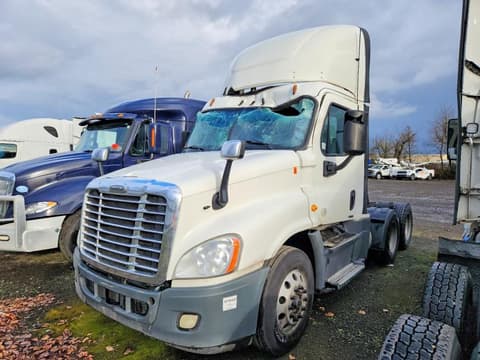2017 Freightliner Cascadia 125, VIN 3AKJGEDV4HSHR2943. Фото 2 з 6 з аукціону Copart. Каталог авто зі США OpenDataCar.