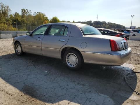 2000 Lincoln Town Car, VIN 1LNHM81W6YY843783. Zdjęcie 2 z 6 z aukcji Copart. Katalog aut z USA OpenDataCar.