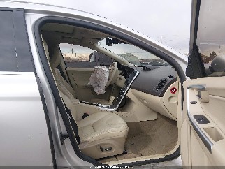 2010 Volvo XC60, VIN YV4992DZXA2083831. Zdjęcie 5 z 6 z aukcji IAAI. Katalog aut z USA OpenDataCar.