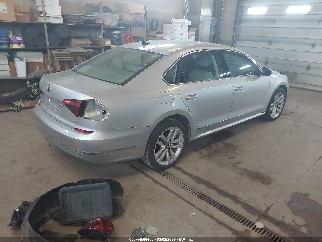 2017 Volkswagen Passat, VIN 1VWGT7A31HC042675. Фото 4 з 6 з аукціону IAAI. Каталог авто зі США OpenDataCar.