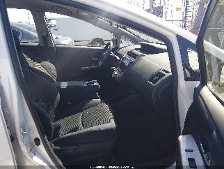 2017 Toyota Prius V, VIN JTDZN3EU4HJ065882. Фото 1 з 6 з аукціону IAAI. Каталог авто зі США OpenDataCar.