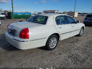 2003 Lincoln Town Car, VIN 1LNHM82W13Y660914. Фото 4 з 6 з аукціону IAAI. Каталог авто зі США OpenDataCar.