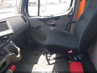 2013 Freightliner M2 106, VIN 1FVACXDT8DDFB0977. Фото 6 з 6 з аукціону IAAI. Каталог авто зі США OpenDataCar.