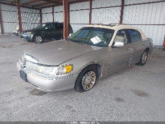 1999 Lincoln Town Car, VIN 1LNHM82W8XY700833. Фото 2 з 6 з аукціону IAAI. Каталог авто зі США OpenDataCar.