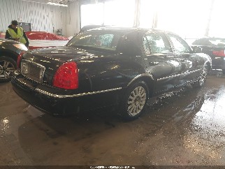 2003 Lincoln Town Car, VIN 1LNHM82W43Y623338. Фото 4 з 6 з аукціону IAAI. Каталог авто зі США OpenDataCar.