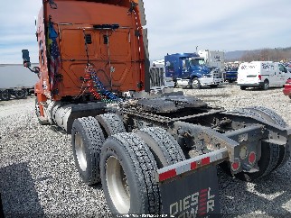 2015 Freightliner Cascadia 125, VIN 1FUGGLD59FLGA7353. Фото 3 з 6 з аукціону IAAI. Каталог авто зі США OpenDataCar.