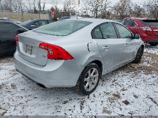 2015 Volvo S60, VIN YV126MFJ1F1351575. Zdjęcie 4 z 6 z aukcji IAAI. Katalog aut z USA OpenDataCar.