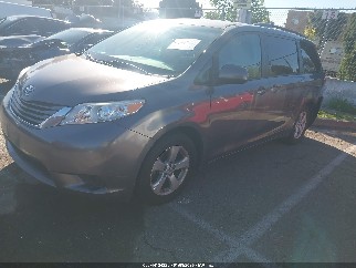 2017 Toyota Sienna, VIN 5TDKZ3DC7HS842766. Фото 2 з 6 з аукціону IAAI. Каталог авто зі США OpenDataCar.
