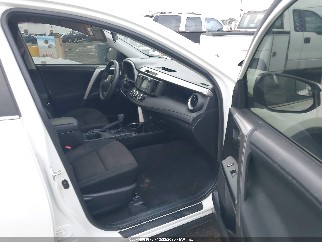 2017 Toyota RAV4, VIN JTMBFREV9HJ137427. Фото 5 з 6 з аукціону IAAI. Каталог авто зі США OpenDataCar.