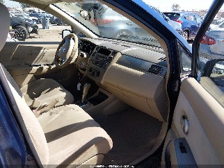 2009 Nissan Versa, VIN 3N1BC11E09L447575. Фото 5 з 6 з аукціону IAAI. Каталог авто зі США OpenDataCar.