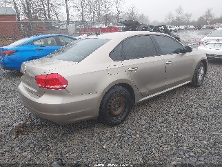 2015 Volkswagen Passat, VIN 1VWAT7A3XFC064306. Zdjęcie 4 z 6 z aukcji IAAI. Katalog aut z USA OpenDataCar.