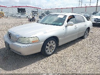 2004 Lincoln Town Car, VIN 1LNHM83W84Y604498. Фото 2 з 6 з аукціону IAAI. Каталог авто зі США OpenDataCar.