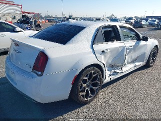 2018 Chrysler 300, VIN 2C3CCABG5JH243499. Zdjęcie 4 z 6 z aukcji IAAI. Katalog aut z USA OpenDataCar.