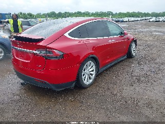 2017 Tesla Model X, VIN 5YJXCDE22HF054694. Фото 4 из 6 с аукциона IAAI. Каталог авто из США OpenDataCar.