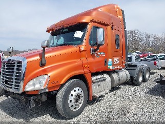 2015 Freightliner Cascadia 125, VIN 1FUGGLD59FLGA7353. Фото 2 з 6 з аукціону IAAI. Каталог авто зі США OpenDataCar.