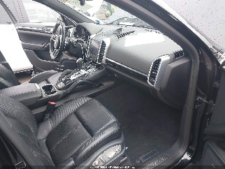 2017 Porsche Cayenne, VIN WP1AA2A20HKA82419. Фото 5 з 6 з аукціону IAAI. Каталог авто зі США OpenDataCar.