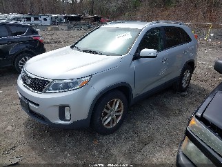 2015 Kia Sorento, VIN 5XYKTDA79FG554949. Фото 2 з 6 з аукціону IAAI. Каталог авто зі США OpenDataCar.