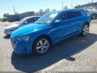 2019 Audi e-tron, VIN WA1VABGE3KB020972. Фото 2 з 6 з аукціону IAAI. Каталог авто зі США OpenDataCar.