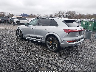 2022 Audi e-tron S, VIN WA1ACBGE3NB039633. Фото 3 из 6 с аукциона IAAI. Каталог авто из США OpenDataCar.