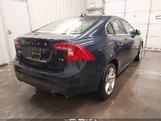 2015 Volvo S60, VIN YV126MFK9F2356252. Zdjęcie 4 z 6 z aukcji IAAI. Katalog aut z USA OpenDataCar.