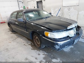 1999 Lincoln Town Car, VIN 1LNHM81W7XY660889. Zdjęcie 1 z 6 z aukcji IAAI. Katalog aut z USA OpenDataCar.