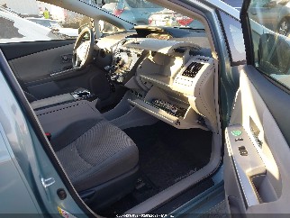 2017 Toyota Prius V, VIN JTDZN3EU5HJ070105. Фото 5 з 6 з аукціону IAAI. Каталог авто зі США OpenDataCar.