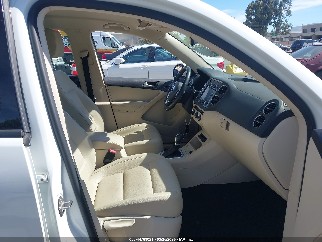 2017 Volkswagen Tiguan, VIN WVGBV7AX6HK028072. Фото 5 з 6 з аукціону IAAI. Каталог авто зі США OpenDataCar.