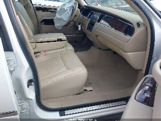 2010 Lincoln Town Car, VIN 2LNBL8CV3AX750822. Фото 5 з 6 з аукціону IAAI. Каталог авто зі США OpenDataCar.