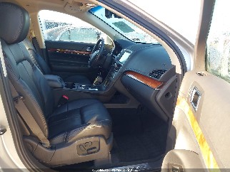 2016 Lincoln MKT, VIN 2LMHJ5ATXGBL01311. Фото 5 з 6 з аукціону IAAI. Каталог авто зі США OpenDataCar.