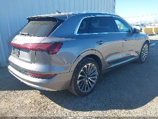 2019 Audi e-tron, VIN WA1VABGE8KB012625. Фото 4 из 6 с аукциона IAAI. Каталог авто из США OpenDataCar.