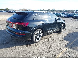 2022 Audi e-tron, VIN WA1AAAGE1NB005657. Фото 4 из 6 с аукциона IAAI. Каталог авто из США OpenDataCar.
