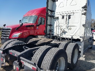 2015 Freightliner Cascadia 125, VIN 3AKJGLD50FSGC4651. Фото 4 з 6 з аукціону IAAI. Каталог авто зі США OpenDataCar.