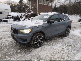 2021 Volvo XC40, VIN YV4162UM7M2442129. Фото 2 из 6 с аукциона IAAI. Каталог авто из США OpenDataCar.