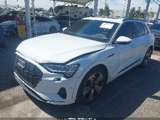 2022 Audi e-tron, VIN WA1LAAGE1NB013749. Фото 2 из 6 с аукциона IAAI. Каталог авто из США OpenDataCar.