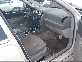 2010 Chrysler 300, VIN 2C3CA4CD3AH216281. Фото 5 из 6 с аукциона IAAI. Каталог авто из США OpenDataCar.