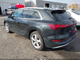 2019 Audi e-tron, VIN WA1LAAGE3KB022464. Фото 3 из 6 с аукциона IAAI. Каталог авто из США OpenDataCar.