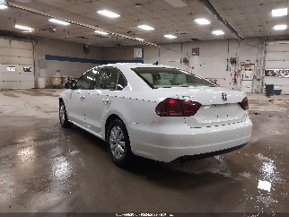2015 Volkswagen Passat, VIN 1VWAT7A38FC046841. Zdjęcie 3 z 6 z aukcji IAAI. Katalog aut z USA OpenDataCar.