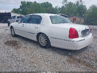 2004 Lincoln Town Car, VIN 1LNHM81W54Y620046. Фото 3 з 6 з аукціону IAAI. Каталог авто зі США OpenDataCar.