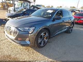 2019 Audi e-tron, VIN WA1VAAGE8KB006463. Фото 2 из 6 с аукциона IAAI. Каталог авто из США OpenDataCar.